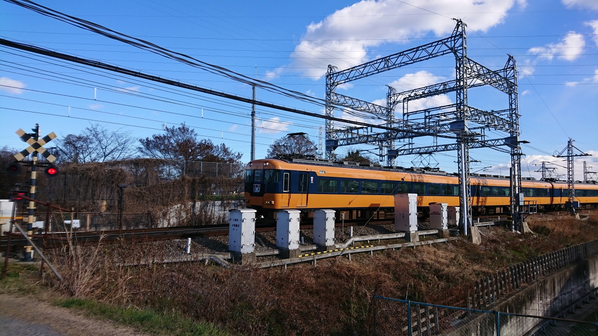近鉄特急(フリー写真素材)くいな橋河川敷
