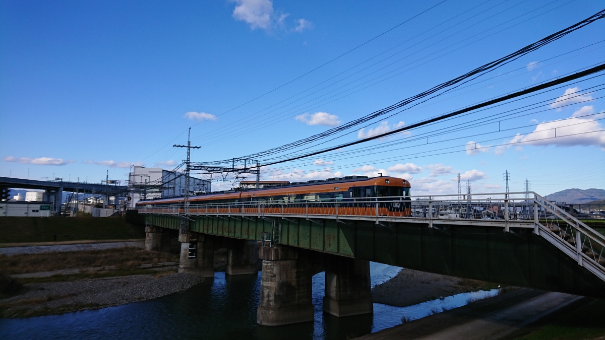 近鉄特急(フリー写真素材)くいな橋河川敷