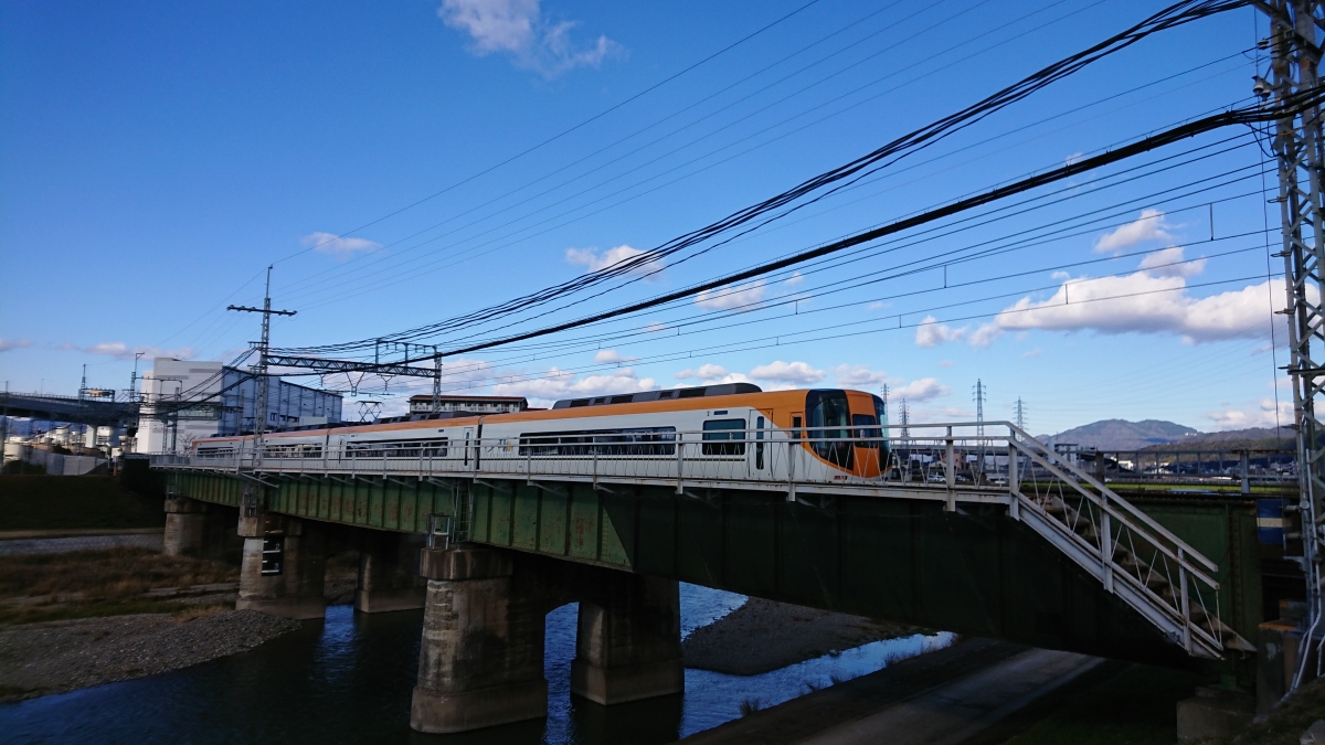 近鉄特急(フリー写真素材)くいな橋河川敷
