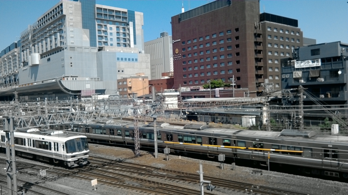 フリー写真素材:東海道線新快速(JR京都駅前)