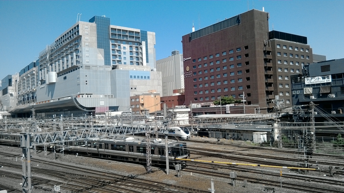 フリー写真素材:東海道線新快速(JR京都駅前)
