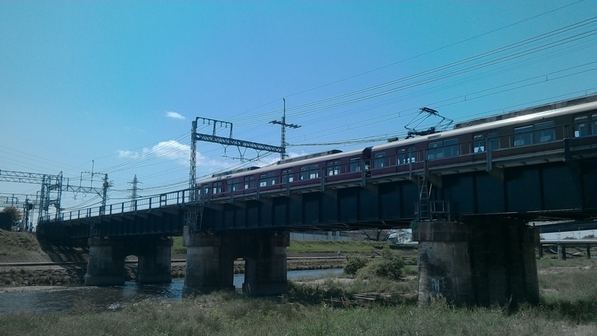 フリー写真素材:近鉄京都線通勤車両(鴨川)