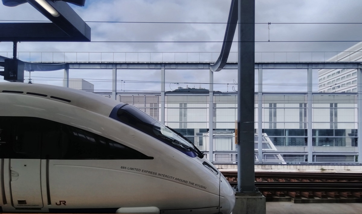長崎駅のフリー写真素材:VAIO-PhoneAで撮影(885系白いかもめ)